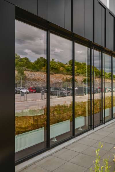 Miljøfrontløber inden for logistikbyggeri beklædt med facadekassetter, DSV Hedeland - Hedelandsvej 28B, 2640 Hedehusene